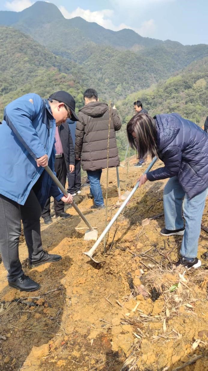 碳惠山?！ば雍糜心恪疤蓟蒎\旗”醫(yī)患共植“滬明杏林”活動